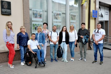 У Києві, луганські та донецькі активісти презентували виставку &laquo;Життя без обмежень&raquo; в Укрінформ
