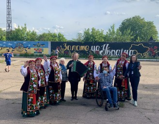 Луганщині 82 роки. А "золоті бабушки" співають в нових костюмах