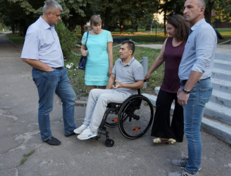 Активіст з інвалідністю перевірив доступність п'яти міст Луганської області. Ось що він побачив.