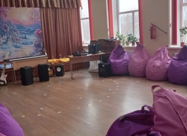 В Гірському, за 3 км від КПВВ, активісти створюють студію звукозапису