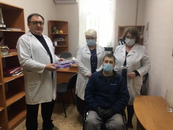 Громадськість медикам передає захисні щитки