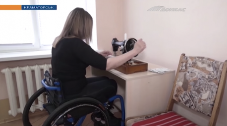​У Краматорську люди з інвалідністю шиють бахіли і маски