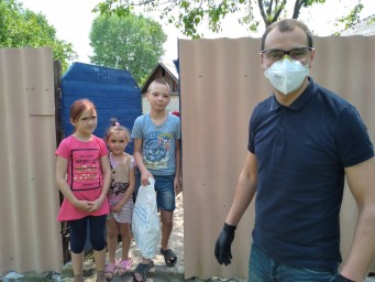 Волонтери привітали багатодітні сім'ї Лисичанська з Днем захисту дітей