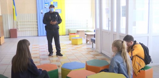 Куточок поліцейського з&rsquo;явився у школі селища Нижня Дуванка, що на Луганщині  (Відео)