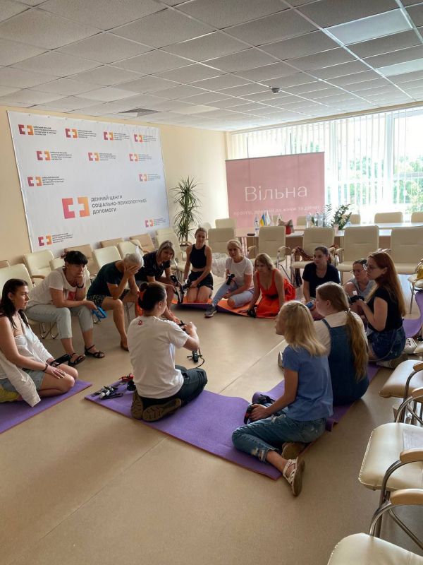 Українська Жіноча Варта УЖВ проводить навчання по самообороні, медицині, виживання під час бойових дій для цивільних. Українська Жіноча Варта УЖВ проводить навчання по самообороні, медицині, виживання під час бойових дій для цивільних.